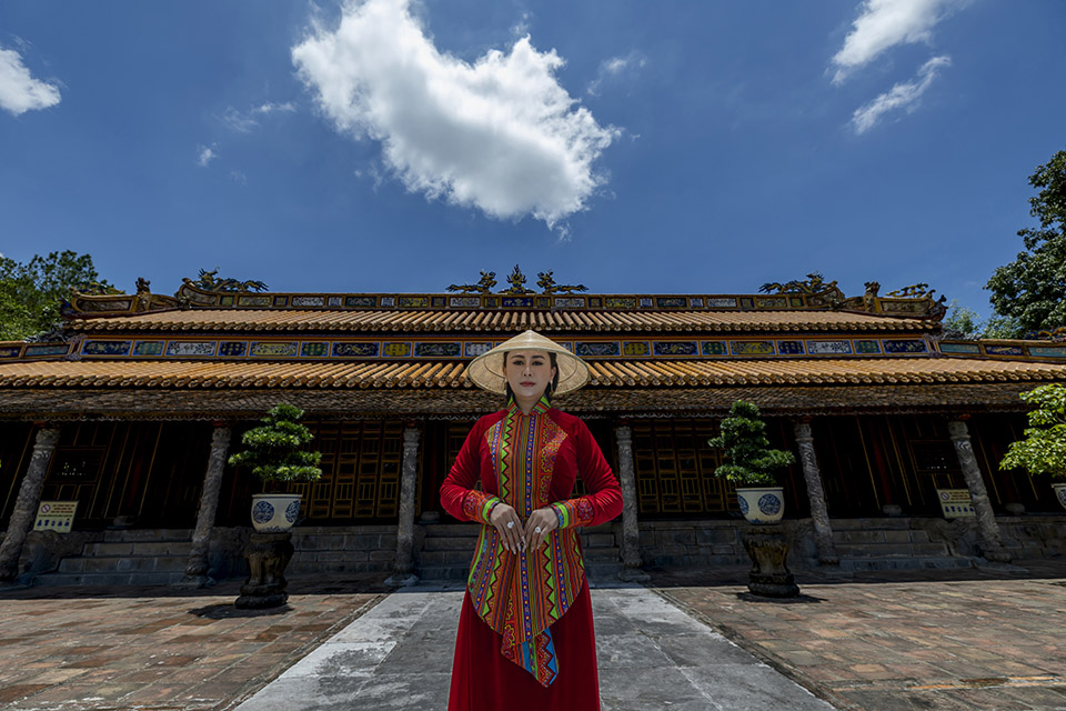 Hoa hậu Lý Kim Ngân diện áo dài thăm di tích Lăng Đồng Khánh tại Huế - 1