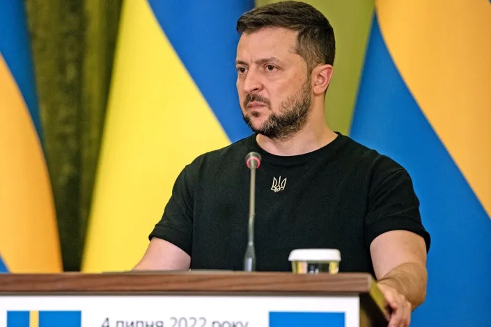 Tổng thống Ukraine Zelensky bổ nhiệm "sếp" mới cho cơ quan tình báo Ukraine, đồng thời sa thải 28 nhân viên đặc vụ. Ảnh: Yahoo News