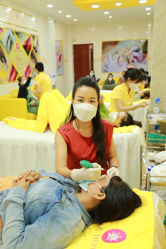 Tổng Giám đốc Ngọc Hường trực tiếp làm đẹp cho khách hàng