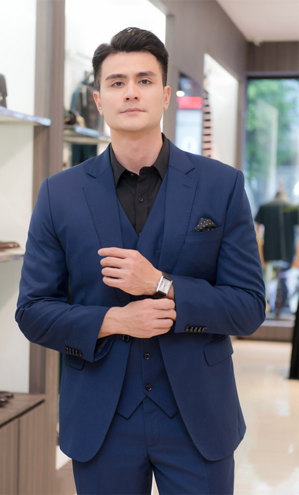 Vĩnh Thụy khoe vẻ đẹp nam tính trong một thiết kế suit màu xanh khá truyền thống. Anh mix cùng các phụ kiện đồng điệu.