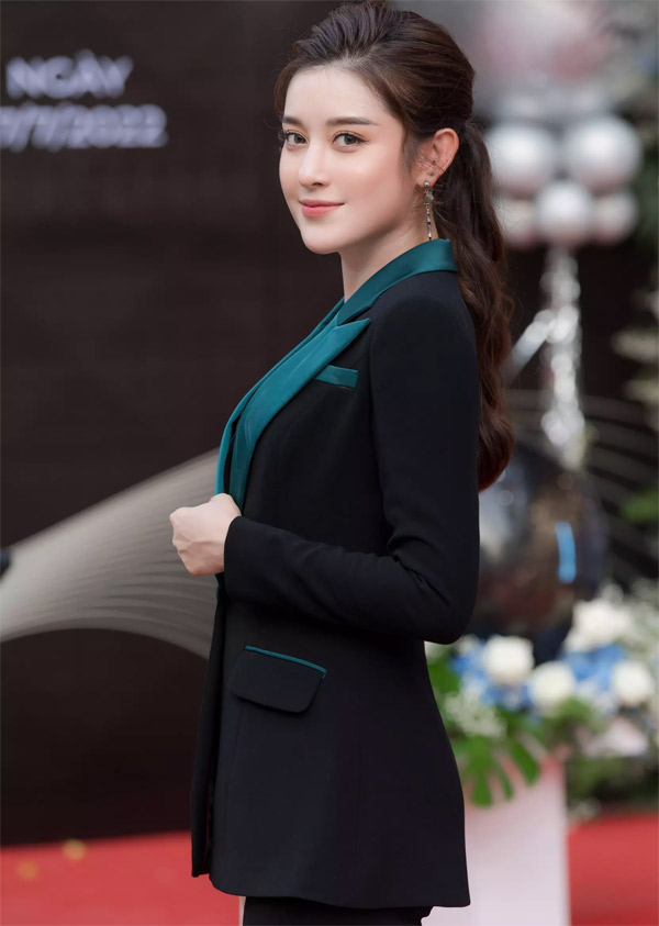 Á hậu Việt Nam 2014 Huyền My mặc suit với phần ve áo màu nổi bật, đồng điệu kết hợp giày cao gót Saint Laurent sang trọng. Tuy ít hoạt động hơn trong làng giải trí nhưng nhan sắc của người đẹp ngày càng mặn mà, trưởng thành.