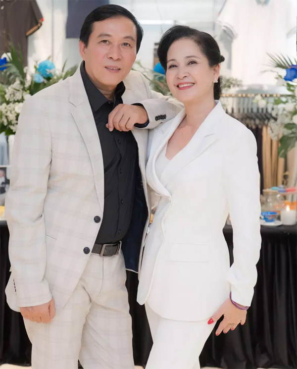 Một cặp đôi khác cũng gây được ấn tượng trong sự kiện là vợ chồng nghệ sĩ Lan Hương - Đỗ Kỷ. Trong bộ suit màu trắng thanh lịch, "mẹ chồng" Lan Hương được khen trẻ và sang trọng.