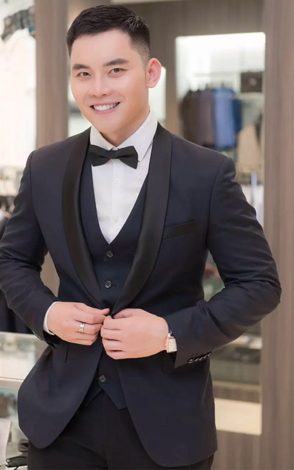 MC Mạnh Khang khoe nét điển trai, cá tính với trang phục veston lịch lãm. Vốn là một người mẫu, Mạnh Khang dễ dàng chinh phục kiểu trang phục này.