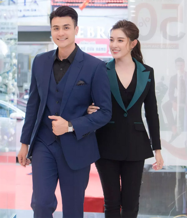 Siêu mẫu Vĩnh Thụy xuất hiện cuốn hút trong bộ suit xanh sẫm kèm sơ mi đen lịch lãm. Anh sánh vai cùng Huyền My. Với chiều cao nổi bật và phong cách tương đồng khi cùng diện suit, cả hai được khen đẹp đôi.
