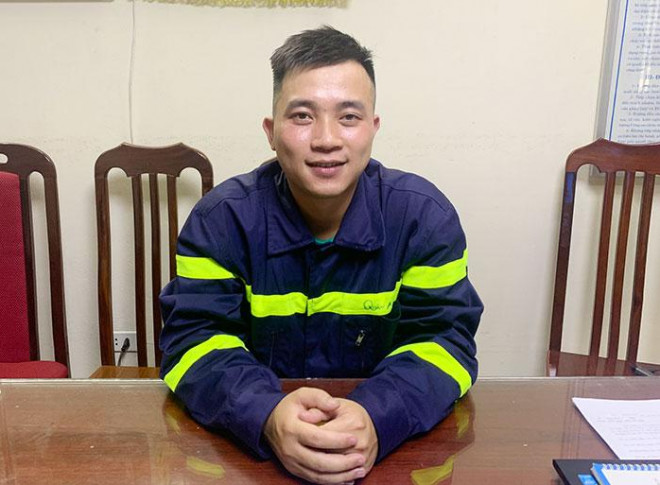 Thượng úy Nguyễn Viết Quân chia sẻ về hành động cứu người bị nạn với phóng viên Báo CAND.