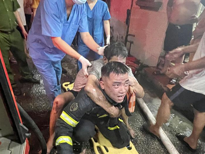 Hình ảnh Thượng úy Nguyễn Viết Quân lao vào đám cháy cõng nạn nhân từ tầng tum của ngôi nhà 5 tầng thoát nạn an toàn khiến bao người xúc động.