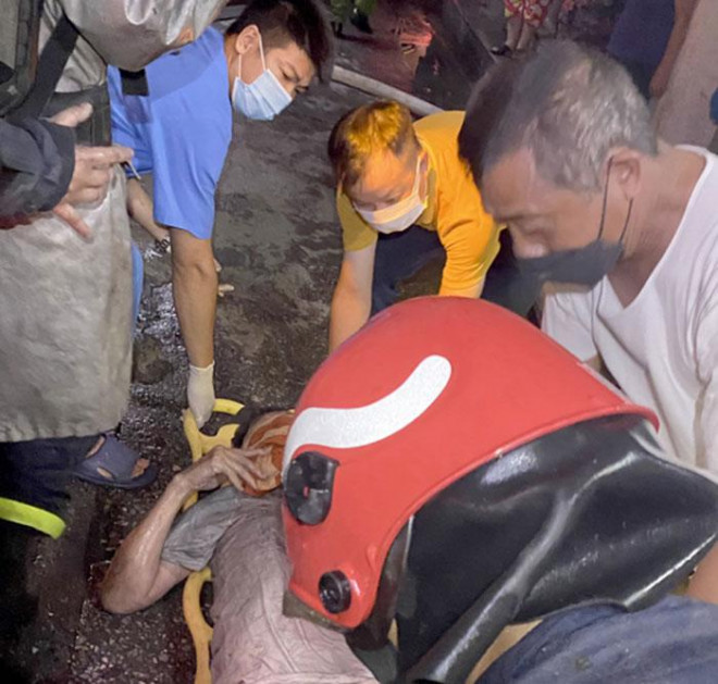 Lực lượng chữa cháy di chuyển 4 người trong nhà ra ngoài an toàn