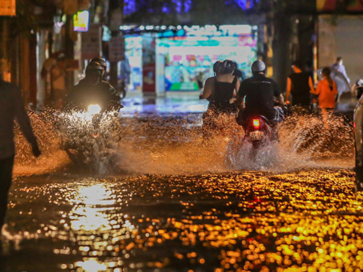 Mưa dông suốt đêm, nhiều tuyến phố Hà Nội ngập trong biển nước