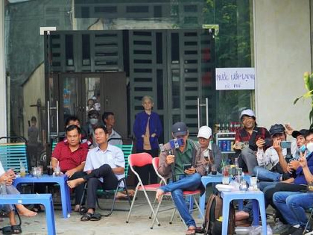 Vụ tịnh thất Bồng Lai: Nhiều Youtuber và người dân hiếu kỳ tập trung rất sớm trước cổng tòa