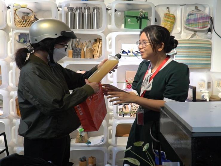 Tin tức trong ngày - Video: Đem túi nilon đi đổi lấy rau củ