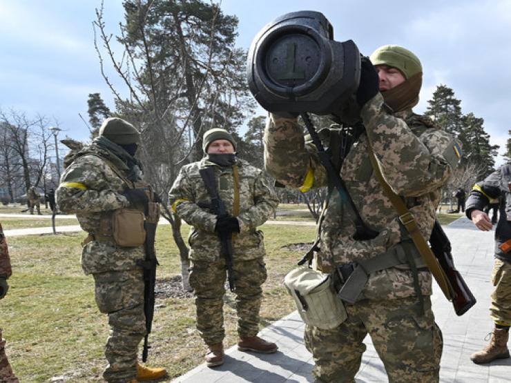 Vũ khí Canada viện trợ Ukraine ”mất dấu” khi qua biên giới Ba Lan?