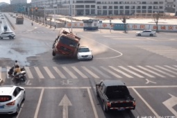 Phi thường - kỳ quặc - Video: Va chạm với xe con, xe tải lật nghiêng giữa ngã tư đường