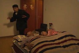 Clip hài hước - Hai vợ chồng nửa đêm bất ngờ tỉnh giấc vì xuất hiện "mùi lạ"