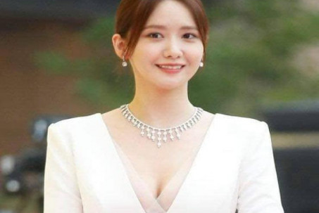 "Nữ thần sắc đẹp Hàn Quốc" lên top 1 tìm kiếm vì tự sửa lại cổ áo trước đám đông