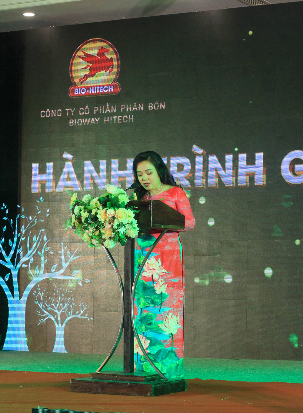 Bà Lê Thị Cẩm Tiên - Chủ tịch HĐQT Bioway Việt Nam phát biểu tại chương trình khẳng định niềm tin, sự quyết tâm và tinh thần đoàn kết của một tập thể vững mạnh đã có lịch sử 10 năm sát cánh bên nhau. Và đây sẽ là cơ sở vững chắc để Bioway Việt Nam cùng nhau vượt qua những thách thức, đạt được thành tựu mới, thúc đẩy nền Nông nghiệp sạch nước nhà ngày càng phát triển.