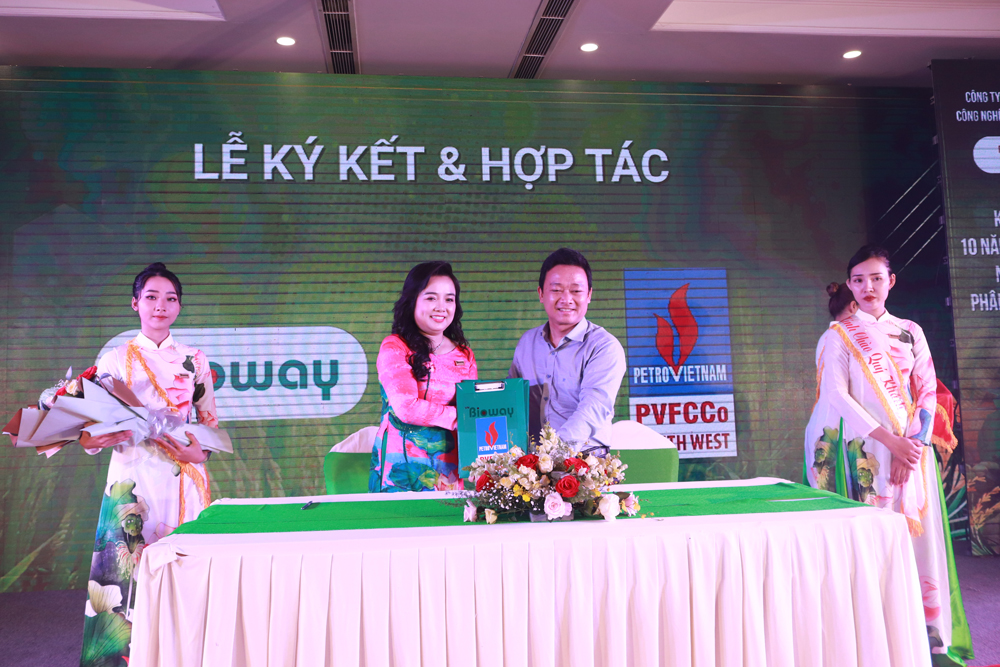 Đại diện Bioway Việt Nam - bà Lê Thị Cẩm Tiên đã tiến hành nghi lễ ký kết hợp đồng đối tác chiến lược với những khách hàng đầu tiên. Đây là một bước ngoặt lớn mở ra một hành trình vẻ vang cho công nghệ đột phá Bioway AT-6H ngay từ khi mới ra mắt.