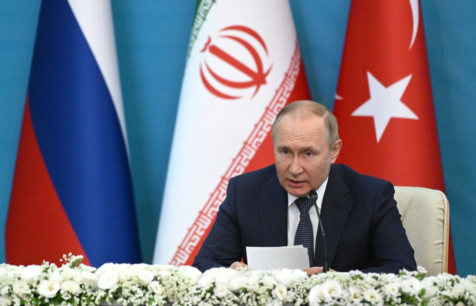 Tổng thống Nga Putin phát biểu trong chuyến thăm Iran (ảnh: TASS)