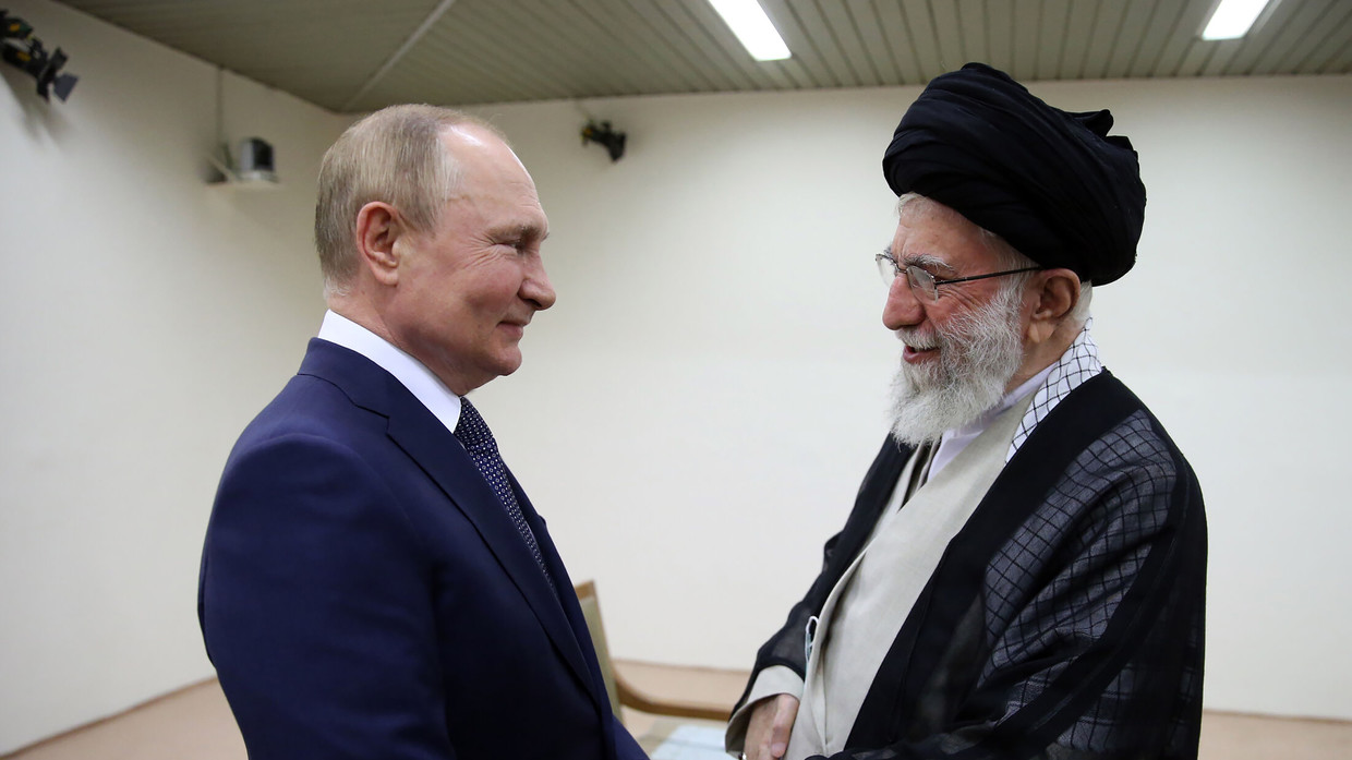Giáo chủ Iran&nbsp;Ali Khamenei (phải) gặp Tổng thống Nga Vladimir Putin ở Tehran vào ngày 19.7.