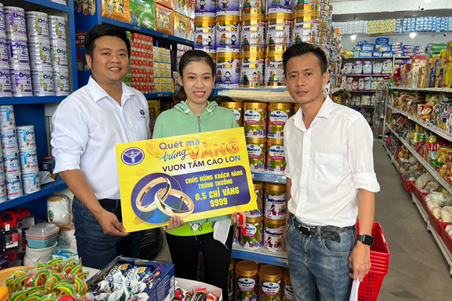Chị Võ Thị Lụa vô cùng bất ngờ và phấn khởi khi nhận được phần quà là 0,5 chỉ vàng 9999 từ Metacare và Care 100