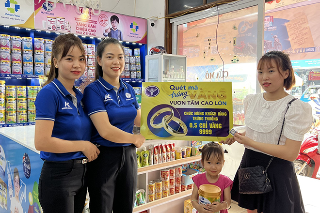 Chị Nguyễn Thu Thảo (áo trắng) rất vui và phấn khởi khi nhận được 0,5 chỉ vàng 9999 từ chương trình