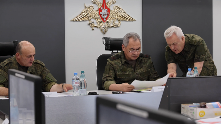Bộ trưởng Quốc phòng Nga Sergei Shoigu họp với các tướng lĩnh (ảnh: RT)