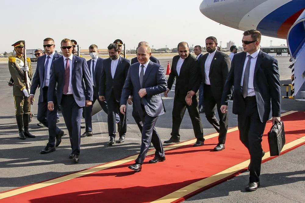 Ông Putin cùng phái đoàn đến thăm Iran (ảnh: CNN)