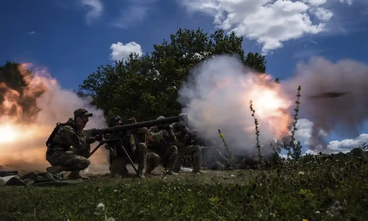 Binh sĩ Ukraine thử nghiệm vũ khí do phương Tây viện trợ (ảnh: RT)