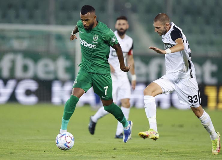 Ludogorets (áo xanh) chơi tấn công phủ đầu trước Shamrock Rovers