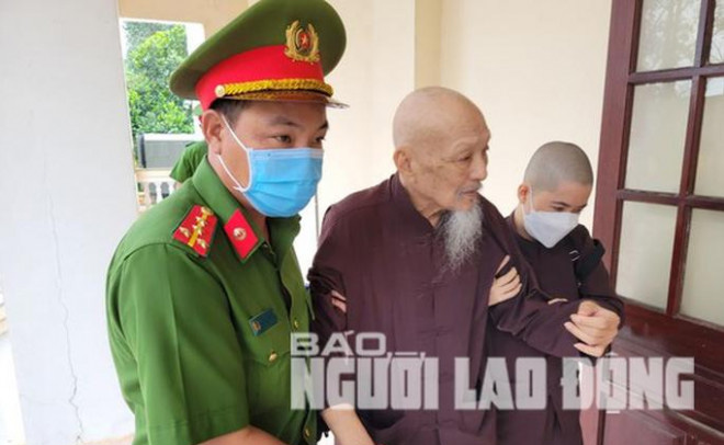 Bị cáo Lê Tùng Vân được đưa vào phòng xử án
