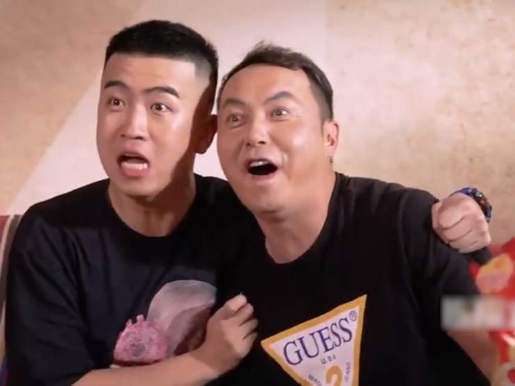 Clip hài hước - Hai ông chồng căng thẳng khi xem trận thi đấu của hai cô vợ