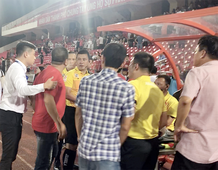 Trọng tài Hoàng Ngọc Hà bị nhổ nước bọt vào mặt sau trận đấu giữa Hải Phòng và Bình Định.
