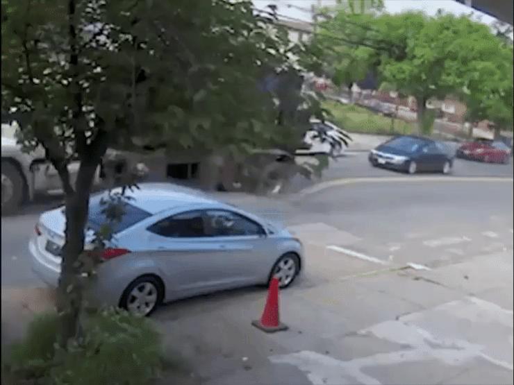 Ô tô - Clip: "Hố tử thần" bất ngờ xuất hiện trên đường khiến tài xế khiếp sợ