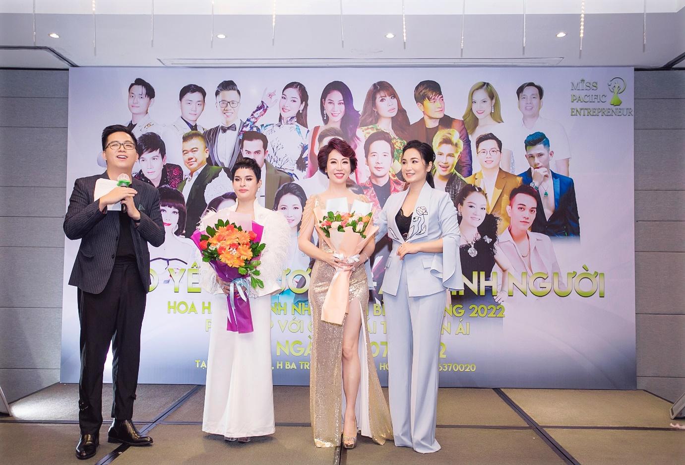 Á hậu Huỳnh Mai - Trưởng BTC (thứ 2 từ trái sang) trong đêm gala gây quỹ thiện nguyện tối 16/7