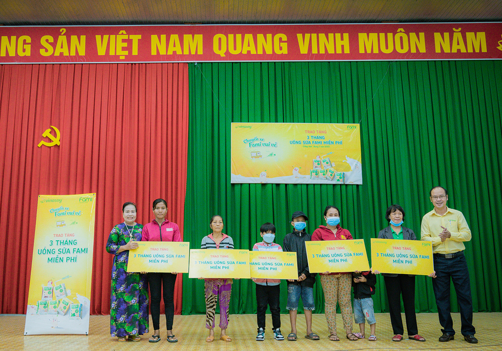 Vinasoy trao tặng 3 tháng sử dụng sữa Fami miễn phí đến người dân địa phương