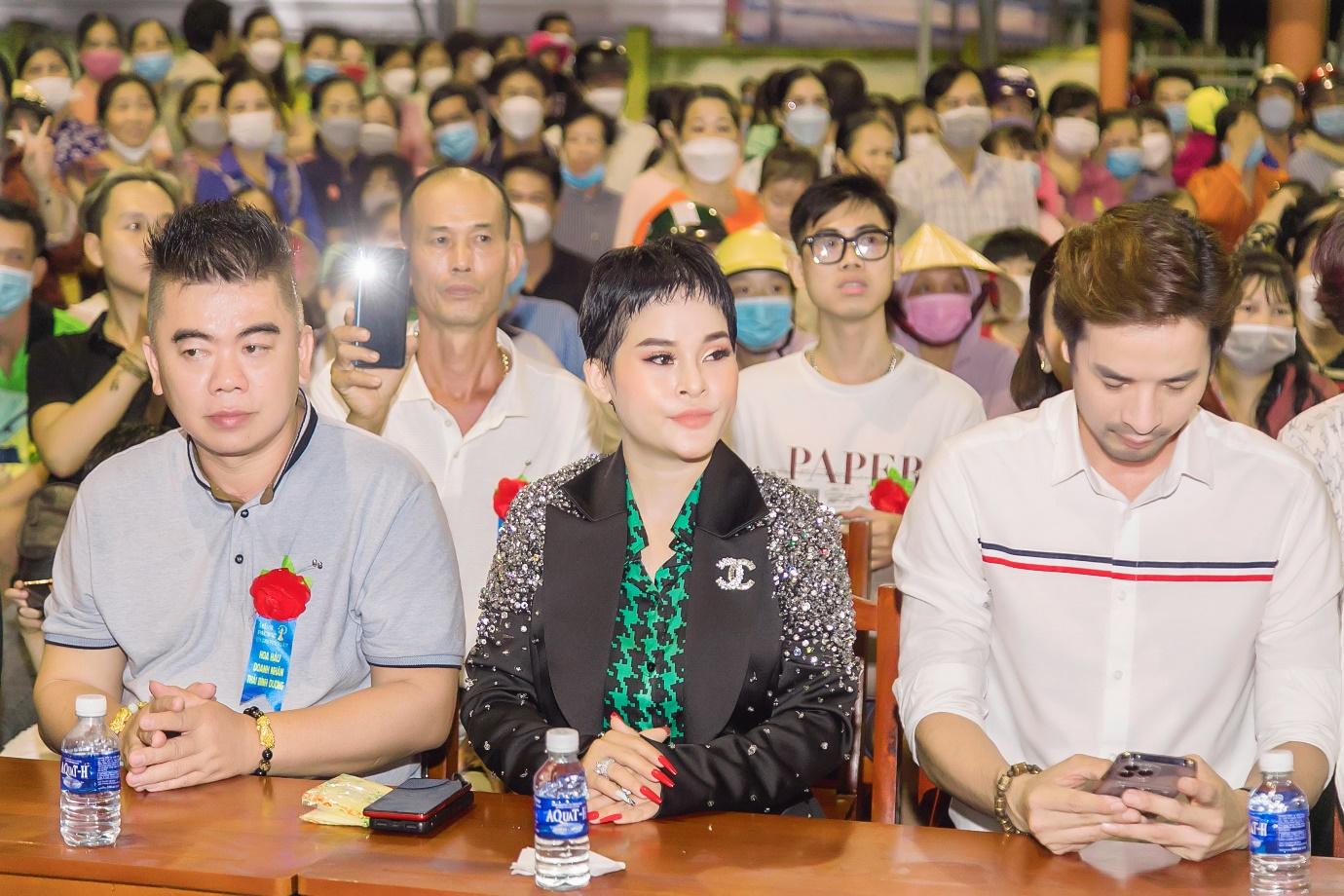 Á hậu Huỳnh Mai (giữa) trong chương trình trao quà cho bà con nghèo tại xã Tân Hưng, huyện Ba Tri, tỉnh Bến Tre ngày 17/7.