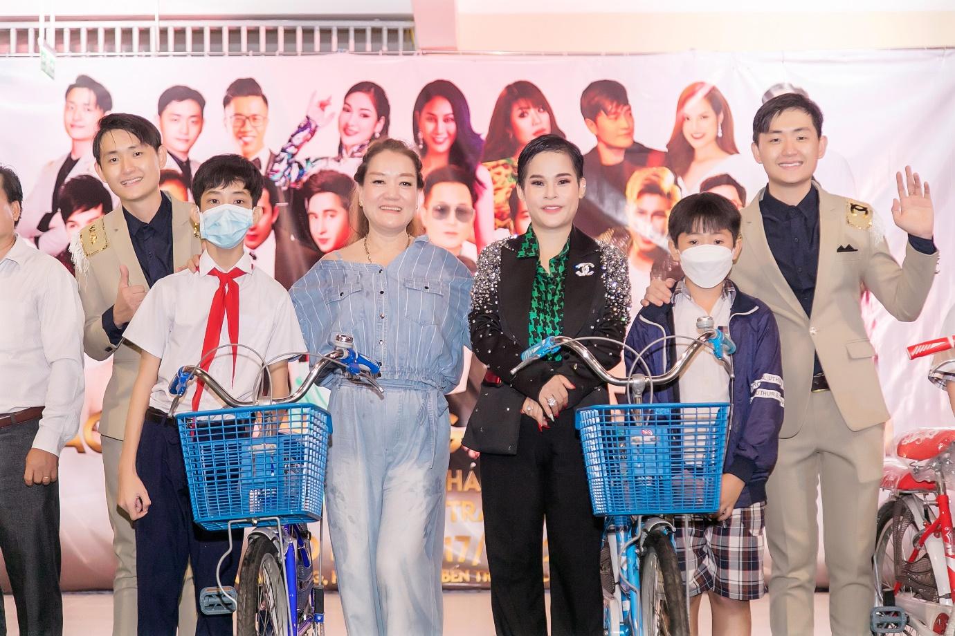 Trao xe đạp cho học sinh nghèo hiếu học tại xã Tân Hưng, huyện Ba Tri, tỉnh Bến Tre