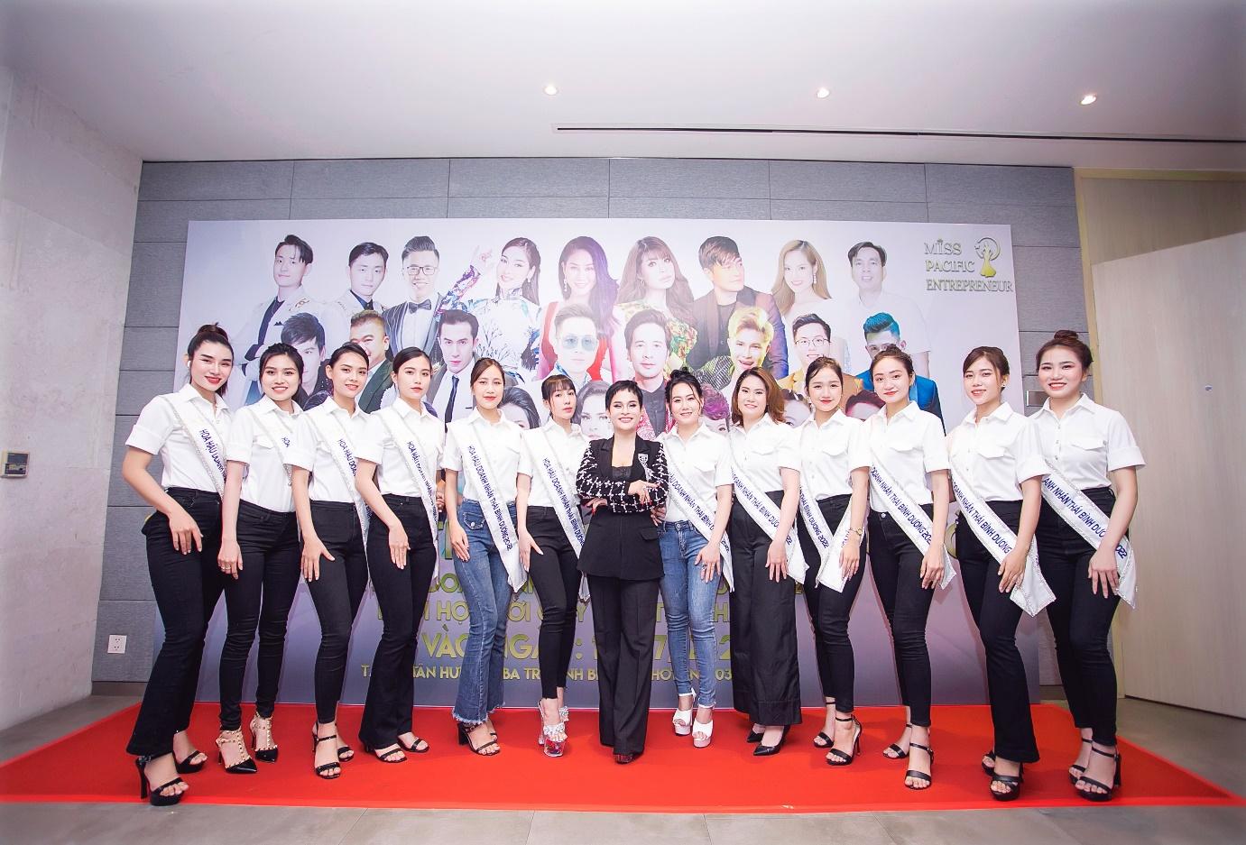 Á hậu Huỳnh Mai (giữa) cùng các thí sinh trong cuộc thi