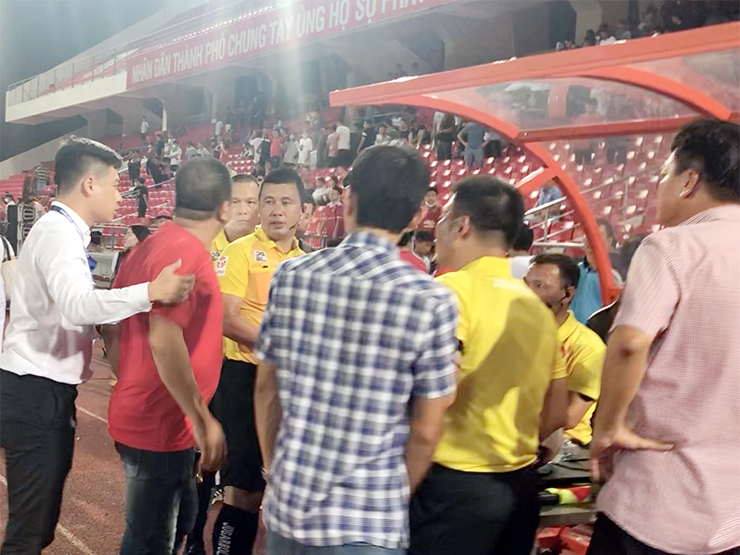 Bóng đá - Kiến nghị xử nghiêm vụ dọa đánh trọng tài Hoàng Ngọc Hà ở Lạch Tray