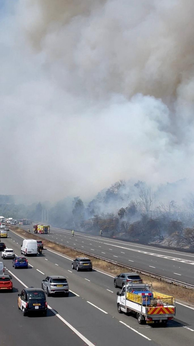 Khói bốc lên từ đám cháy cạnh đường
A2 gần Dartford - Anh vào ngày 19-7