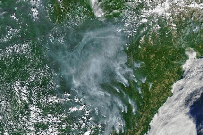 Bầu trời Siberia mù khói cháy rừng
vào ngày 17-7 trong ảnh vệ tinh - Ảnh: ĐÀI QUAN SÁT TRÁI
ĐẤT/NASA