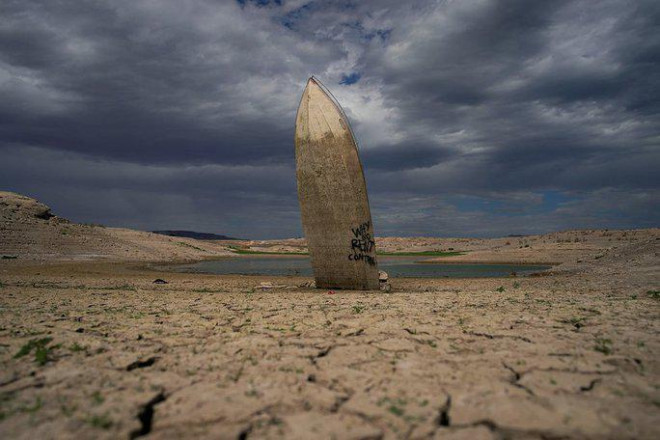 Hồ Mead ở Tây Nam nước Mỹ, một trong
2 hồ chứa nước ngọt lớn nhất quốc gia, bị trơ đáy, làm lộ ra "nghĩa
địa thuyền" - Ảnh: AP