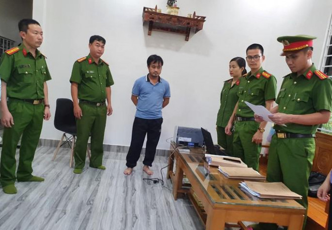 Cơ quan công an đọc quyết định khởi tố bị can và lệnh tạm giam đối với ông Lê Quang Việt. Ảnh: Công an Quảng Trị