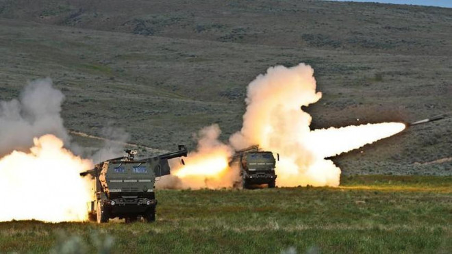 Lực lượng Ukraine bắn hai quả pháo từ hệ thống pháo phản lực cơ động cao M142 (HIMARS) do Mỹ cung cấp. Ảnh: SPUTNIK