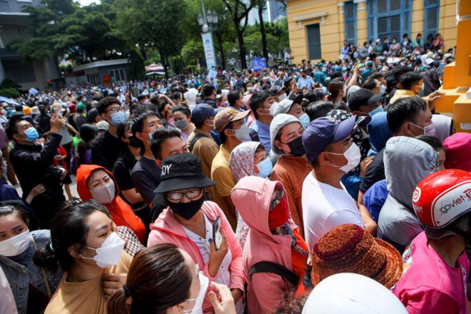 Chùm ảnh: Người dân tràn ra đường theo dõi phiên xử vụ bé V.A ở Bình Thạnh - 4