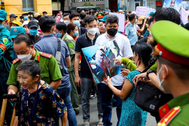 Lực lượng chức năng liên tục nhắc nhở, khuyên người dân bình tĩnh, giữ trật tự để tôn trọng phiên tòa.