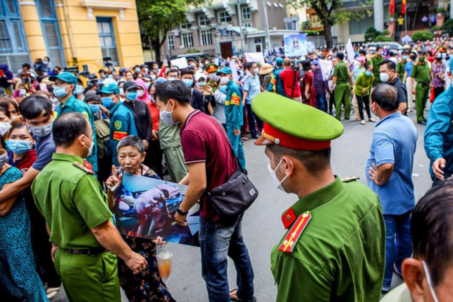 Người dân mang theo hình ảnh, băng rôn, hashtag thể hiện sự quan tâm, bức xúc đối với vụ án.
