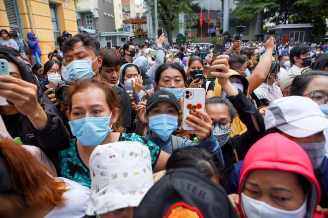 Bên cạnh đó có nhiều tiktoker, youtuber hướng máy về tòa để quay phim chụp ảnh.