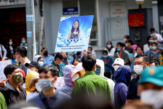 Hình ảnh nạn nhân được mang đến trước tòa.