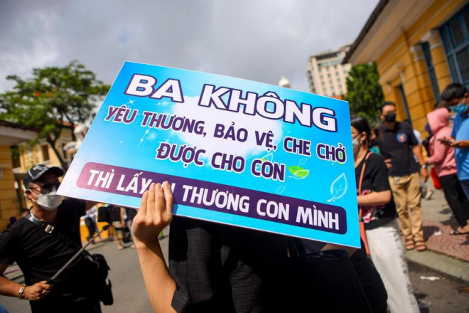 Chùm ảnh: Người dân tràn ra đường theo dõi phiên xử vụ bé V.A ở Bình Thạnh - 9