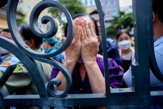 Một số người dân tỏ ra xúc động bên ngoài tòa án.